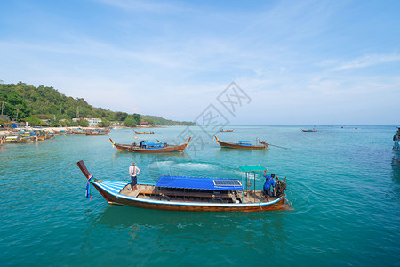 嗨游普吉岛在PhiPhi玛雅海滩有蓝色绿宝石海水普吉岛夏季在Phuket岛游假旅行泰国安达曼海蓝色天空的旅游景点自然观背景