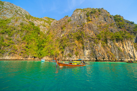 在PhiPhi玛雅海滩有蓝色绿宝石海水普吉岛夏季在Phuket岛游假旅行泰国安达曼海蓝色天空的旅游景点自然观图片