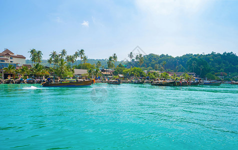 在PhiPhi玛雅海滩有蓝色绿宝石海水普吉岛夏季在Phuket岛游假旅行泰国安达曼海蓝色天空的旅游景点自然观图片