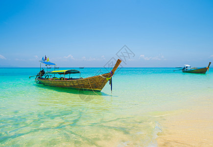 在PhiPhi玛雅海滩有蓝色绿宝石海水普吉岛夏季在Phuket岛游假旅行泰国安达曼海蓝色天空的旅游景点自然观图片