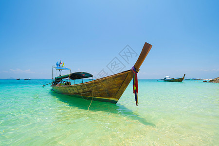 在PhiPhi玛雅海滩有蓝色绿宝石海水普吉岛夏季在Phuket岛游假旅行泰国安达曼海蓝色天空的旅游景点自然观图片