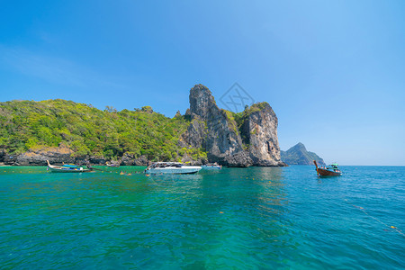 在PhiPhi玛雅海滩有蓝色绿宝石海水普吉岛夏季在Phuket岛游假旅行泰国安达曼海蓝色天空的旅游景点自然观图片