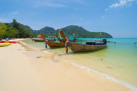 在PhiPhi玛雅海滩有蓝色绿宝石海水普吉岛夏季在Phuket岛游假旅行泰国安达曼海蓝色天空的旅游景点自然观图片