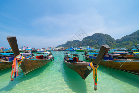 在PhiPhi玛雅海滩有蓝色绿宝石海水普吉岛夏季在Phuket岛游假旅行泰国安达曼海蓝色天空的旅游景点自然观图片