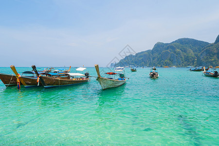 在PhiPhi玛雅海滩有蓝色绿宝石海水普吉岛夏季在Phuket岛游假旅行泰国安达曼海蓝色天空的旅游景点自然观图片