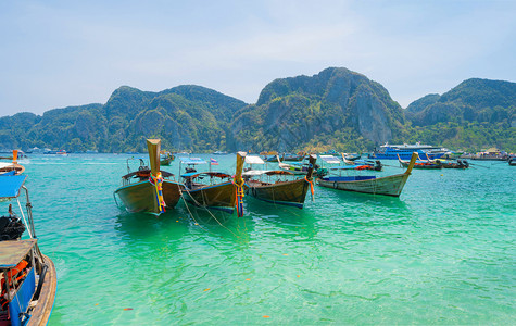 在PhiPhi玛雅海滩有蓝色绿宝石海水普吉岛夏季在Phuket岛游假旅行泰国安达曼海蓝色天空的旅游景点自然观图片