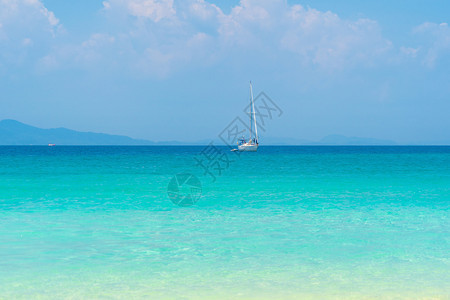 泰国安达曼海AndamanOcean旅游景点与蓝云天空图片