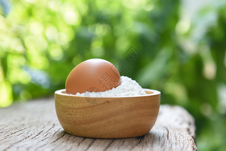 木碗面粉绿色背景餐桌上自制面粉鸡蛋烹饪素材图片