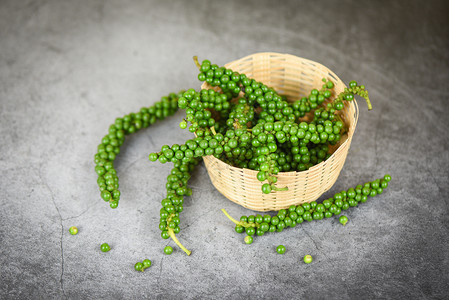 菜食草和香料的菜篮新鲜绿色胡椒种子的玉米图片