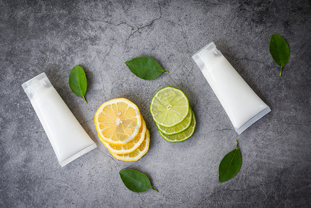 以天然的热水瓶用于表面和身体美容治疗以及有机最起码的生活方式包括柠檬石灰片和绿叶草药配方图片