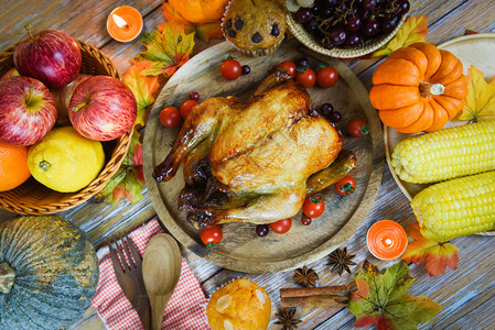 庆祝感恩节餐桌典传统定点食品或圣诞餐桌图片