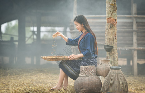 亚洲妇女赢得大米美丽的年轻女孩肖像图片