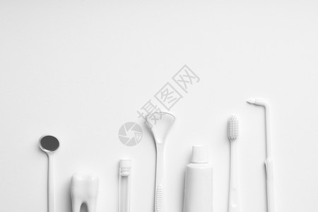 白色和单牙科护理和刷用于清洁概念图片
