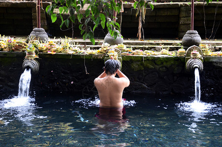 在巴厘PuraTirtaEmpul寺圣泉水祈祷图片