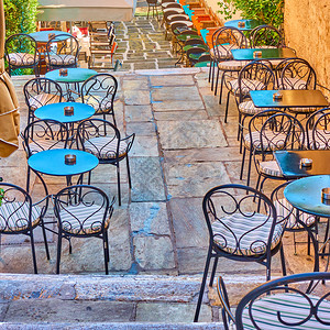 街头咖啡馆希腊雅典Plaka区楼梯的户外桌子图片