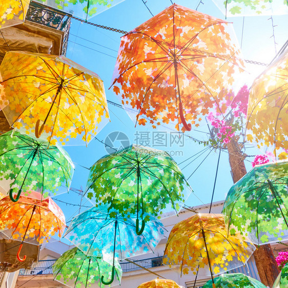 夏天阳光明媚的日子街上装饰着多彩的雨伞图片