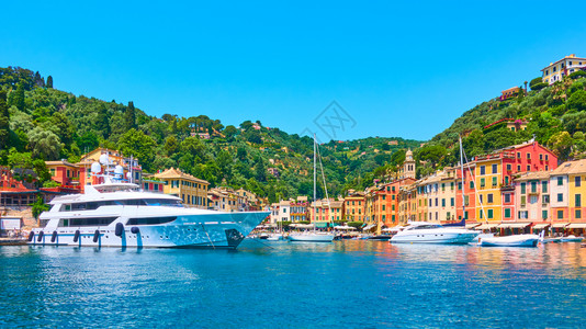 意大利古里亚波多菲诺镇载有游艇和船只的小型港口全景图片