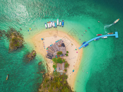 一个小岛KohKhai海滩的空中景象那里有人群游客蓝色绿的海水和安达曼夏季在泰国普吉岛旅行自然景观图片