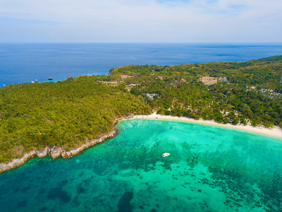 夏季在泰国普吉岛游览时以蓝绿的海水山丘热带绿林树和安达曼海对巴东滩的空中景象图片