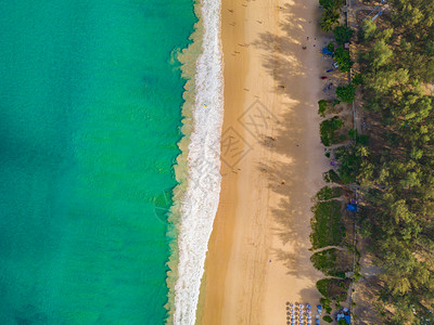 夏季在泰国普吉岛游览时以蓝绿的海水山丘热带绿林树和安达曼海对巴东滩的空中景象图片