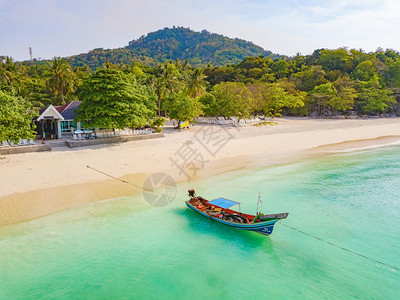 夏季在泰国普吉岛游览时以蓝绿的海水山丘热带绿林树和安达曼海对巴东滩的空中景象图片