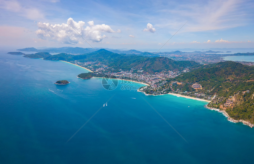 夏季在泰国普吉岛游览时以蓝绿的海水山丘热带绿林树和安达曼海对巴东滩的空中景象图片