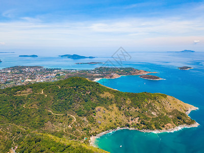 夏季在泰国普吉岛游览时以蓝绿的海水山丘热带绿林树和安达曼海对巴东滩的空中景象图片