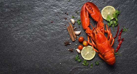 红龙虾海鲜加柠檬药草和香料高清图片
