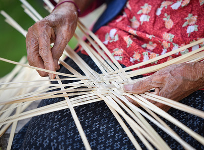 在泰国亚洲为自然产品编织篮子的竹图片