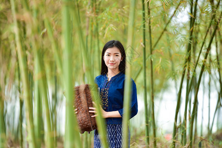 亚洲种植竹林的女农民美丽的年轻女子幸福微笑的肖像与农村收获业的篮子着装部落生活背景图片