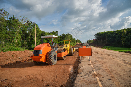 在道路建筑工地铺滚图片