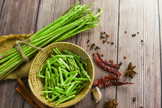 Asparagus绿色配有辣椒大蒜香料和烹饪食物的尾菜图片