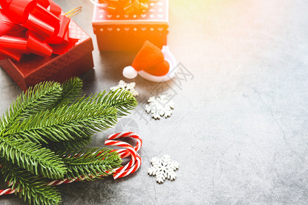 圣诞假日背景帽子和树枝装饰糖果甘蔗松树礼品盒和节庆新年天体顶视图复制空间图片