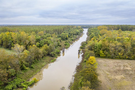 伊利诺州Cache河与密西比交汇上方的Cache河坠落风景的空中观察图片