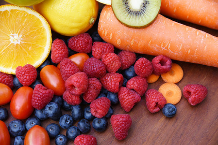 热带新鲜水果和蔬菜的堆积丰富多彩和蔬菜夏季健康食品许多成熟水果混合木制图片