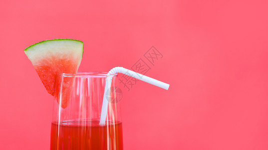 西瓜汁夏季红底玻璃上配有西瓜水果选择地聚焦图片