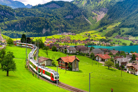 瑞士奥布瓦尔登州隆盖恩县瑞士斯韦村隆盖尔恩瑞士格村著名的红色旅游全景电动火车图片