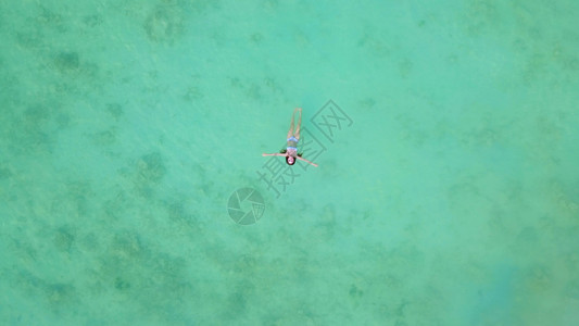 一位感泰国女士快乐的亚洲女空中观景夏天在泰国自然海洋或岛屿外游假旅行期间在普吉海滩附近的松绿游泳图片