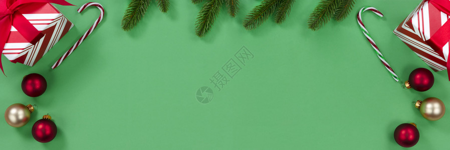 带圣诞季节装饰品的绿色背景图片