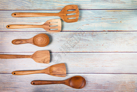 天然厨房工具木制品厨房用具背景有勺子用面板抽筋各种大小物体用具木构思有选择的焦点背景图片