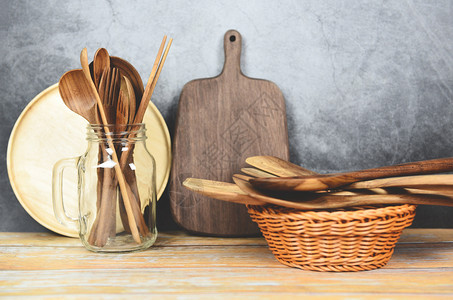自然厨房工具木制品厨房用具背景和勺叉筷棍板切背景图片