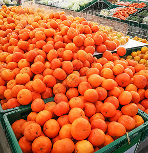 供市场销售的新鲜橙子水果图片