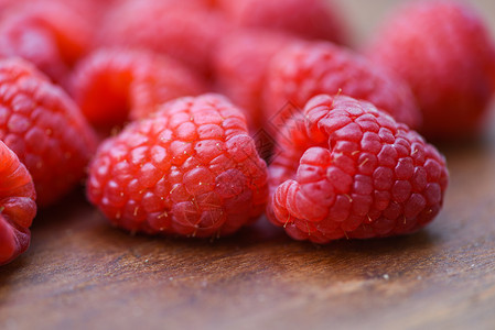 木上新鲜的草莓关闭红色成熟的草莓果图片