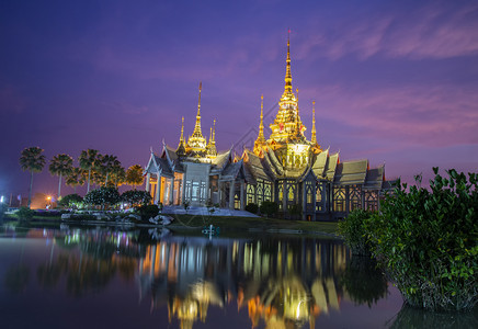 光照着水反射的阴暗影泰国WatNoneKum的LandmarkNakhonRachchasima省寺庙图片
