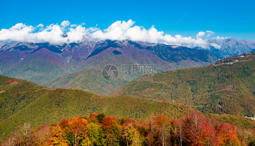 阳光明媚的秋天阿尔卑斯山的惊人空中风景图片