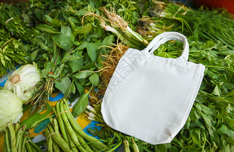 零废物使用较少塑料概念新鲜蔬菜有机和生态棉花布袋市场免费塑料购物中的白色拖布袋图片