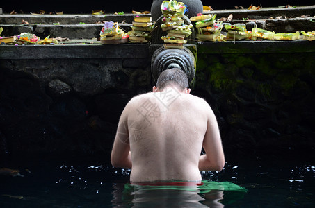 在巴厘PuraTirtaEmpul寺圣泉水祈祷图片