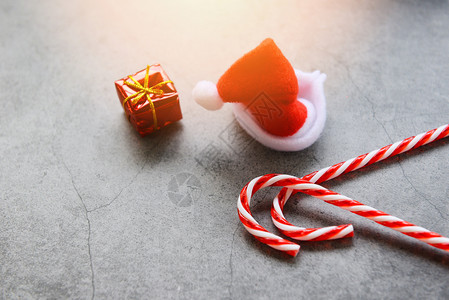 圣诞背景塔帽和糖果甘蔗礼品盒节庆新年礼物图片
