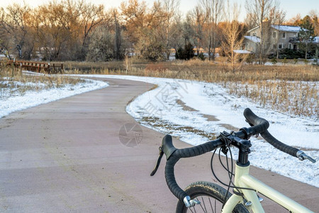 停在科罗拉多州公路边的山地车图片