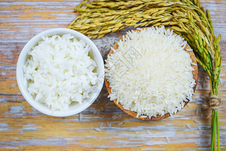 生的和煮熟茉米稻谷以及亚洲用于食品的稻田农产之耳图片